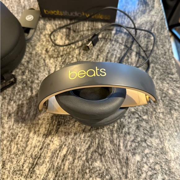 Studio3 Wireless Over-Ear Headphones - Gray and Gold - Picture 10 of 10